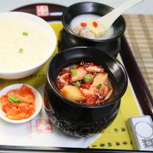 瓦罐香沸-香口蝴蝶翅飯?zhí)撞?/>
                                        <span>瓦罐香沸-香口蝴蝶翅飯?zhí)撞?/span>
                                    </li>
                                </ul>
                                <div   id=